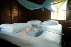 东德岛船屋宾馆的两张带毛巾和枕头的床