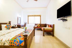 斋浦尔Hotel Raj Kothi Jaipur airport的一间卧室配有两张床和一台平面电视