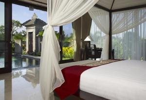 苏卡瓦提圣曼陀罗别墅及温泉酒店的一间卧室设有一张床和一个游泳池