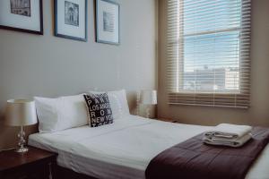 纳拉布赖十字路口酒店的卧室配有一张大白色床和窗户