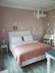 西洛卡特伦Sugar Home的一间卧室配有一张带粉红色墙壁的大床