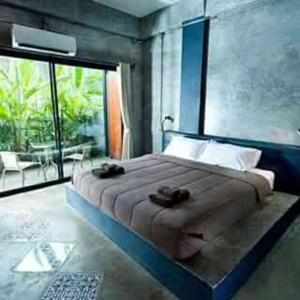 甲米镇班比达旅馆的一间卧室设有一张大床和一个大窗户