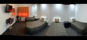 吉尔甘德拉奥兰纳风车汽车旅馆的客房设有两张床和一台平面电视。