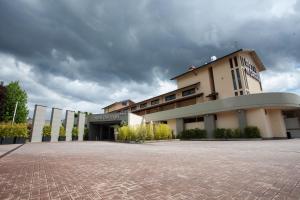 图拉泰艾尔伯格狄拉吉酒店的一座大建筑,背景是阴云的天空