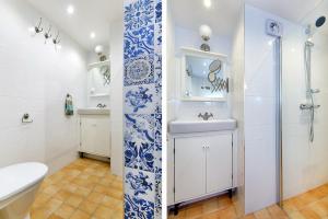 斯德哥尔摩Gamla Stan Apartments的蓝色和白色的浴室设有卫生间和水槽