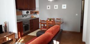 米诺斯-德-多米诺斯casa da Aldeia的带沙发的客厅和厨房