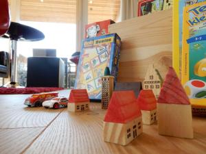 齐罗Bungalow Nr_2 bei Wismar _ Ostsee的桌上玩具房子,有玩具车