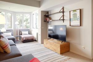 巴奎伊拉-贝莱特Amitges by FeelFree Rentals的一间带电视和沙发的客厅