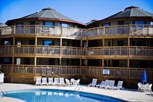 斩魔山外滩群岛海滩俱乐部酒店的大型酒店,设有游泳池和椅子