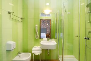 索伦托德尔科索酒店的绿色浴室设有水槽和淋浴