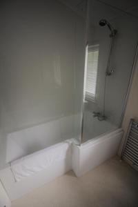 切达Bucklegrove Holiday Park的白色的浴室设有玻璃门淋浴