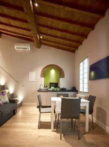 佛罗伦萨Pergola35的厨房以及带桌椅的起居室。