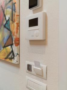佛罗伦萨Pergola35的配有电视和恒温器的墙壁