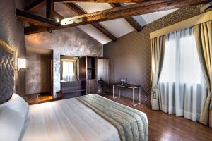 威尼斯Palazzo San Lorenzo的一间卧室设有一张大床和一个窗户。