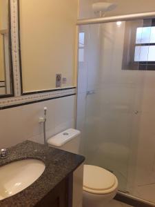 布希奥斯卡萨达斯罗萨斯旅馆的带淋浴、卫生间和盥洗盆的浴室