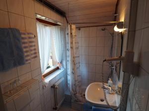 阿尔戈伊地区伊斯尼兰德盖斯霍夫扎姆施沃森格莱特酒店的一间带水槽和窗户的浴室