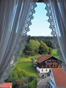 阿尔戈伊地区伊斯尼兰德盖斯霍夫扎姆施沃森格莱特酒店的从房子的窗户欣赏美景