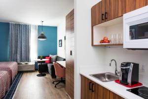 Uptown Suites Extended Stay Denver CO -Westminster的厨房或小厨房