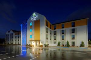 威斯敏斯特Uptown Suites Extended Stay Denver CO -Westminster的一家有标志读处女旅馆的酒店