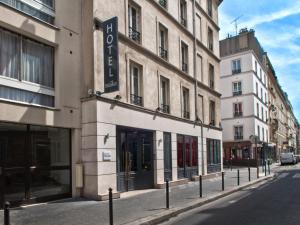 巴黎梅塔罗斯酒店的街道上带有标志的建筑
