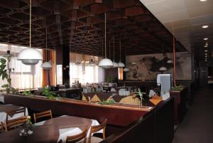 帕尔杜比采Hotel Labe的一间带桌椅的餐厅和一间用餐室