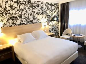 鲁瓦西昂法兰西Hotel Inn Paris CDG Airport - ex Best Western的酒店客房设有一张白色大床和一个窗户。