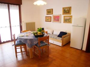 格拉多Condominio Alto Adriatico的客厅配有桌子和沙发