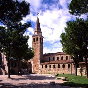 格拉多Villa Gradenigo的一座大型砖砌建筑,塔楼有钟