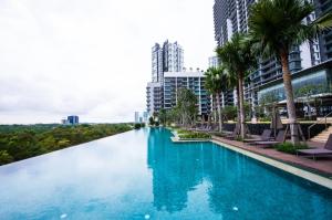 努沙再也Iskandar Residence by JBcity Home的棕榈树和建筑城市的游泳池