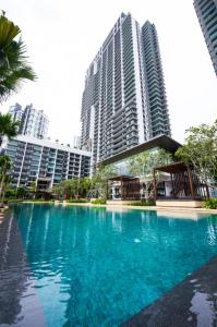 努沙再也Iskandar Residence by JBcity Home的一座大泳池,蓝色的水在高楼前