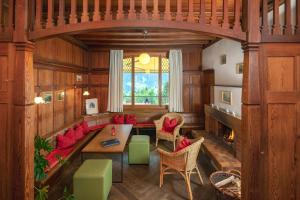 格林德尔瓦尔德格林德瓦青年旅舍的客厅配有沙发和桌子