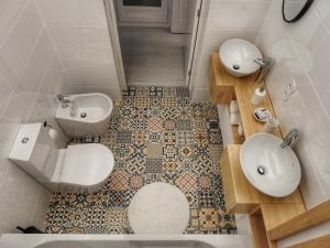 阿尔库什迪瓦尔德维什Cantinho da Gândara的浴室设有2个水槽和2个卫生间