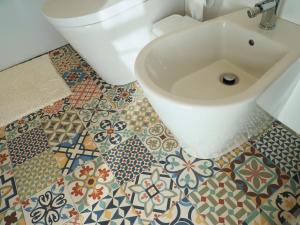 阿尔库什迪瓦尔德维什Cantinho da Gândara的浴室铺有瓷砖地板,配有卫生间和水槽。