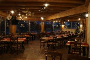 Gorska Reka Guesthouse餐厅或其他用餐的地方