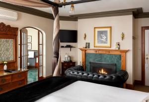 维多利亚阿比盖尔酒店 _x000D_的一间卧室配有一张床和一个壁炉