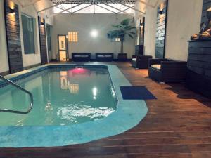 皮里亚波利斯精选酒店的游泳池,位于带游泳池的建筑内