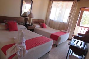 利比里亚拉西埃斯特酒店的酒店客房,配有两张带毛巾的床