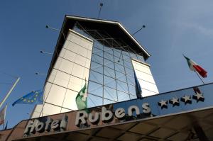 米兰c-hotels Rubens的带有读取酒店自夸者的标志的建筑