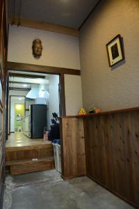 京都Nishioji TANUKI 西大路 狸的享有带客厅的客房的景致