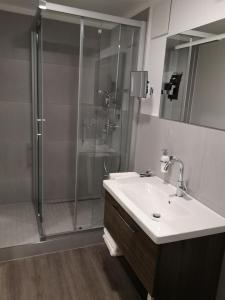 阿沙芬堡Trip Inn PostApart Aschaffenburg的带淋浴和白色盥洗盆的浴室