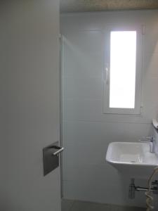 皮拉尔－德拉奥拉达达罗蒙特卡罗酒店的白色的浴室设有水槽和窗户。