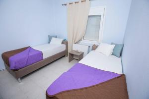 奥林匹亚达Villa Pavlina的一间卧室设有两张床和窗户。