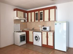 圣弗拉斯Kalina Private Apartments in Marina View Fort Beach, Sveti Vlas的厨房配有冰箱和洗衣机。