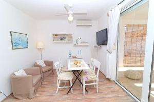 克勒克Apartments Mediterranean House的客厅配有桌椅和沙发