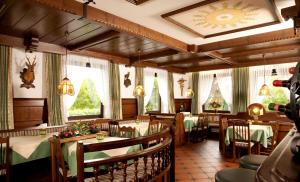 Grafling巴伐利亚森林酒店的一间餐厅,配有桌椅和圣诞树