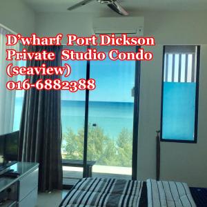 波德申DWharf Port Dickson (Private Condo)的一间卧室设有海景窗户