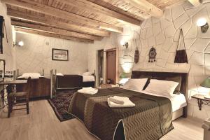 格雷梅Days inn Cappadocia的酒店客房设有一张大床和一张书桌。