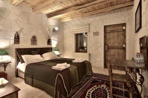 格雷梅Days inn Cappadocia的一间卧室配有带毛巾的床