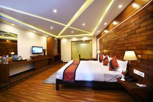 加德满都Hotel Jampa的一间卧室设有一张大床和砖墙