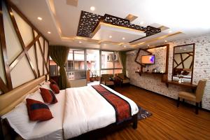 加德满都Hotel Jampa的一间卧室配有一张床,并在一间客房内配有电视。